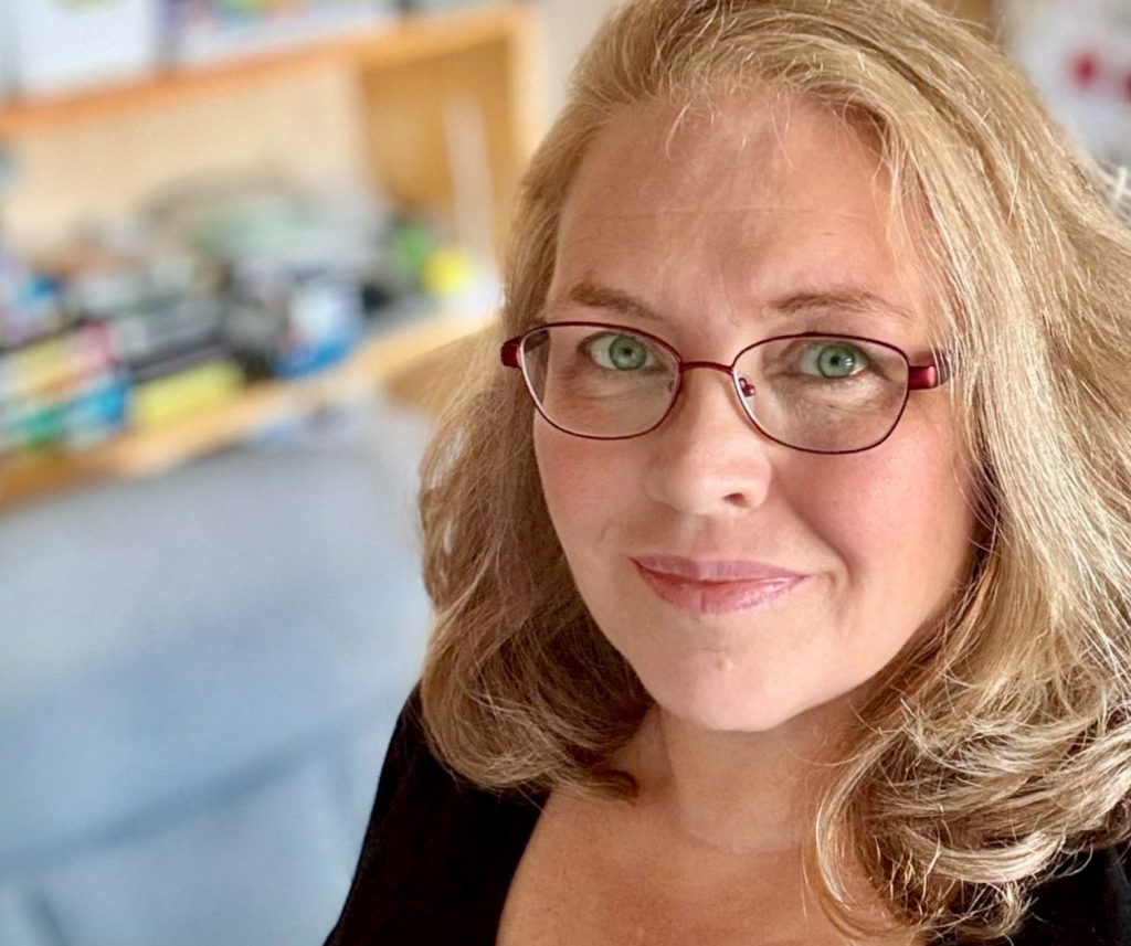 Auf dem Foto ist Susanne von SuGar Design zu sehen, mit schulterlangen Haaren und Brille.